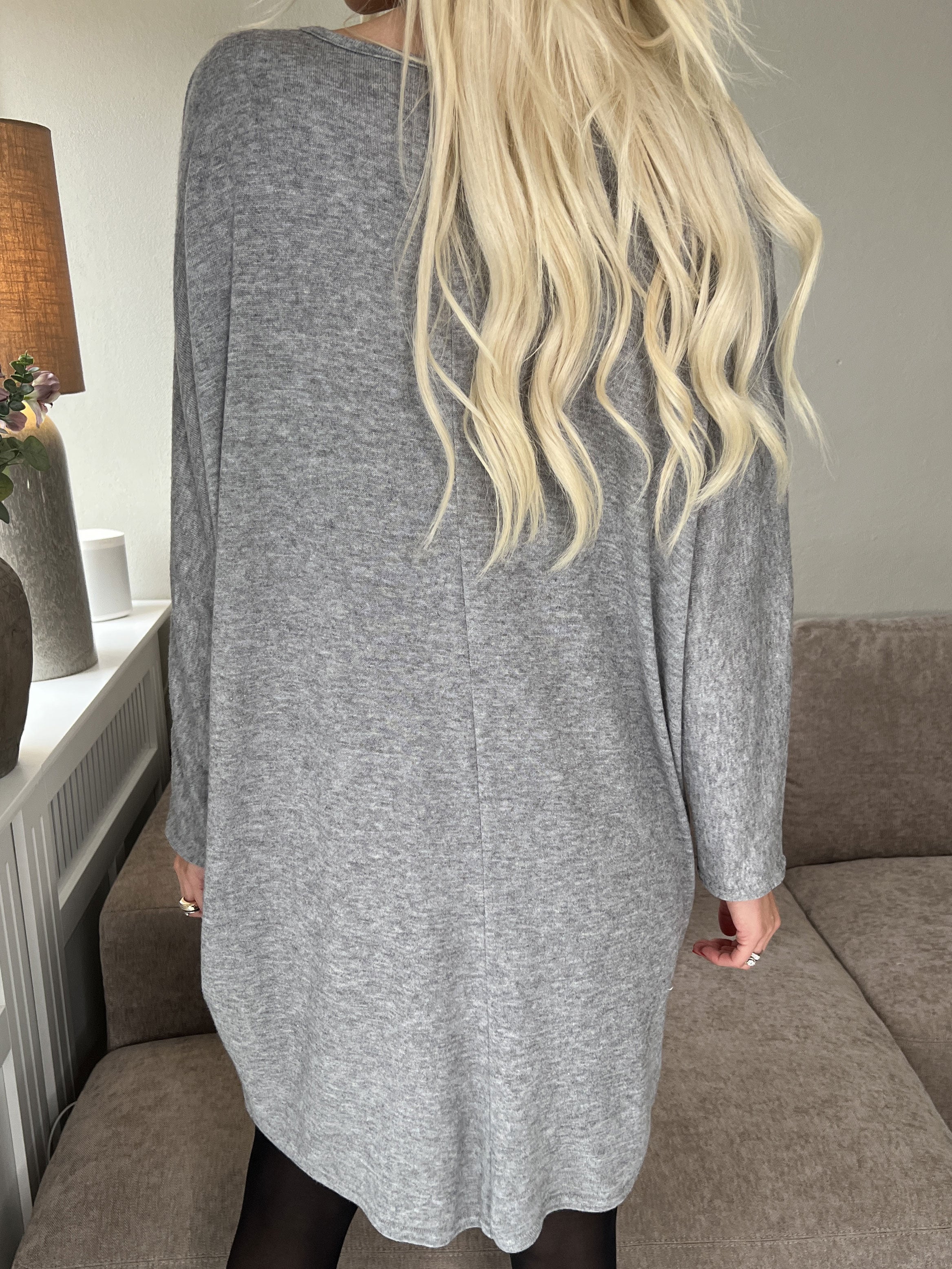 Filippa - Blød strikkjole med lynlås